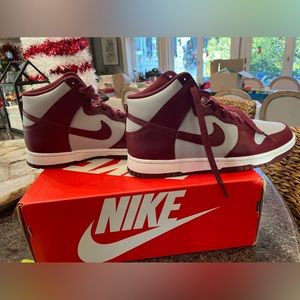 Nike dunks high. No scuffs or creases.excellent condition!